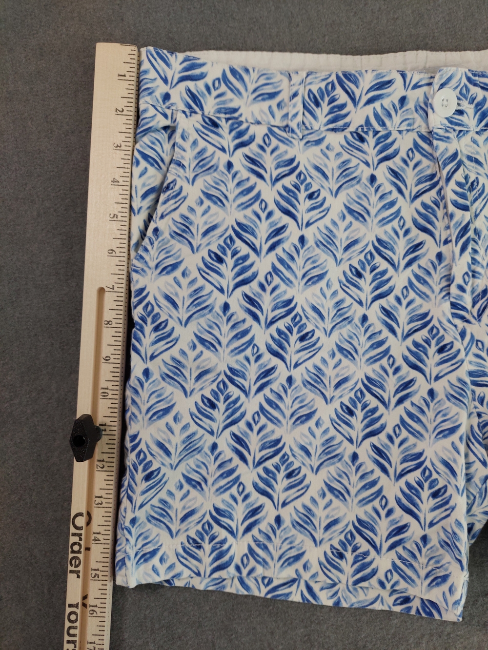Caribbean Joe Blue & White Leaf Print Tropical Cotton Blend Shorts Size 12 - Picture 4 of 10